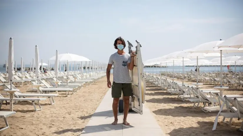 Mascherina in spiaggia - Foto Ansa/Max Cavallari