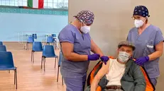 Giacomo e Maria, 209 anni in due per i primi vaccinati al centro di Lonato
