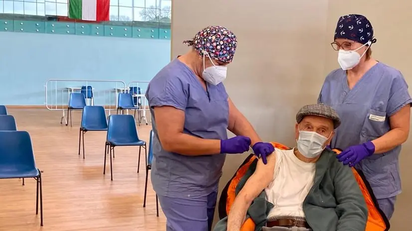 Giacomo e Maria, 209 anni in due per i primi vaccinati al centro di Lonato