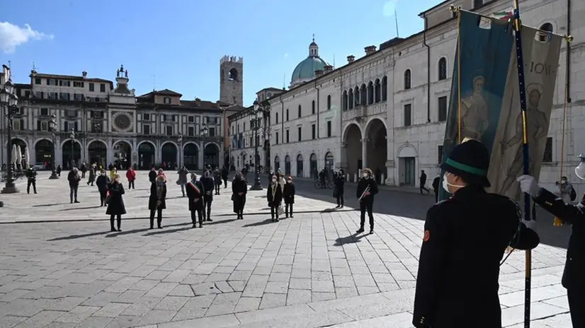 In piazza Loggia per il minuto di silenzio in ricordo delle vittime Covid