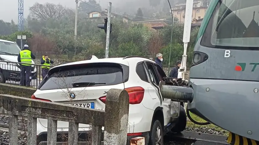 L'auto sui binari a Pilzone