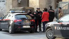 I carabinieri ascoltano i controllori aggrediti - Foto Marco Ortogni/Neg © www.giornaledibrescia.it