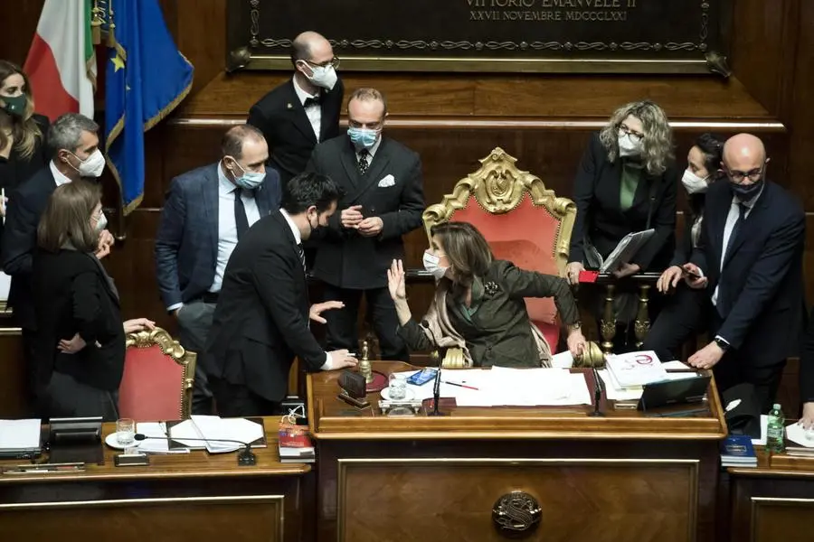 Il presidente del Senato Maria Elisabetta Alberti  Casellati parla con alcuni senatori dopo il dibat
