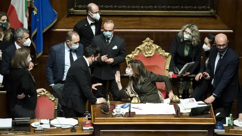 Il presidente del Senato Maria Elisabetta Alberti  Casellati parla con alcuni senatori dopo il dibat