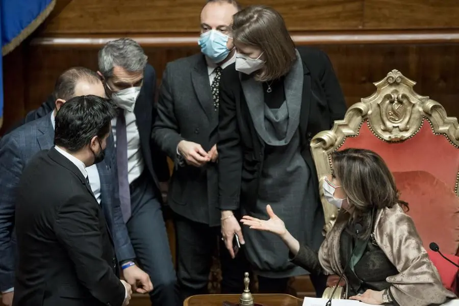 Il presidente del Senato Maria Elisabetta Alberti  Casellati parla con alcuni senatori dopo il dibat