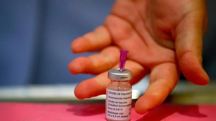 Preparazione di una dose di vaccino AstraZeneca anti-Covid - Foto Epa © www.giornaledibrescia.it