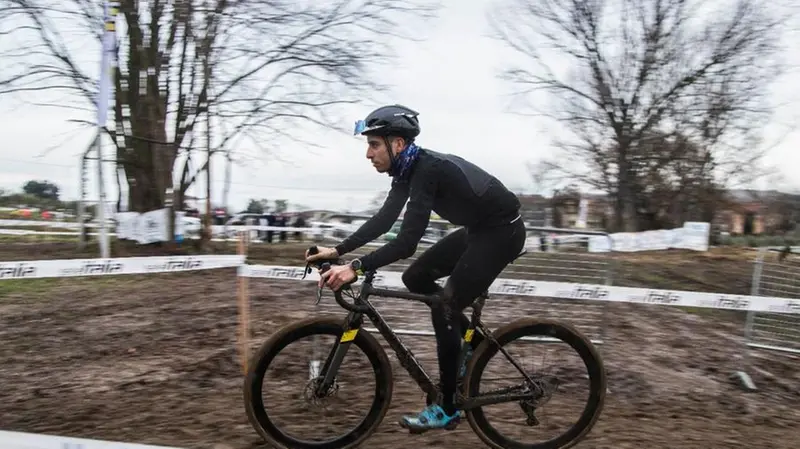 Fabio Aru a S. Elpidio a mare sul tracciato della tappa del Giro d'Italia di ciclocross - Foto tratta dal profilo twitter Giro d'Italia cross