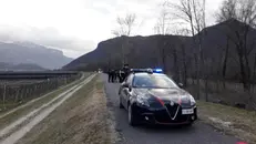 Carabinieri e Vigili del Fuoco sull'argine dell'Adige dove è stata recuperata la salma