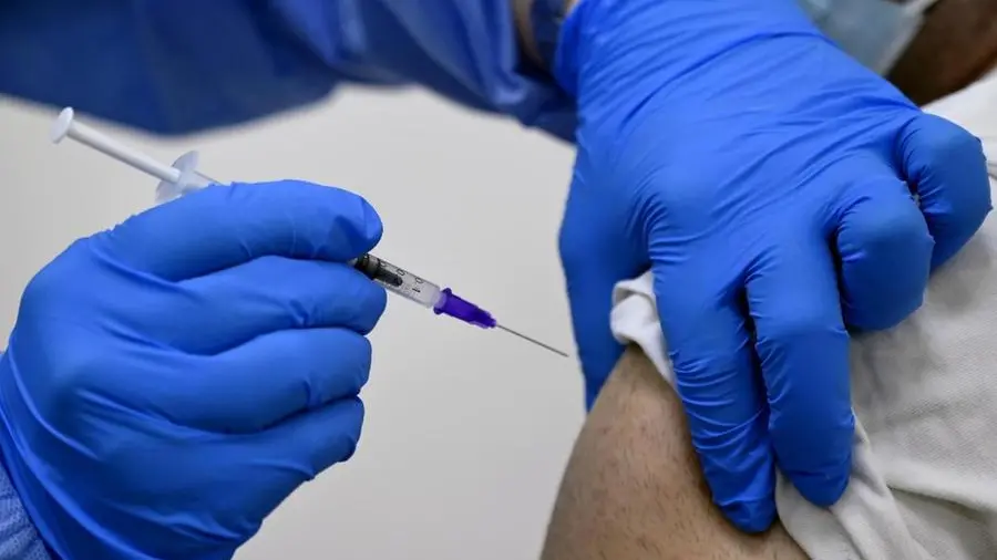 Un uomo riceve il vaccino contro il Covid-19 - Foto Epa/Ansa/Wael Hamzeh