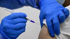 Un uomo riceve il vaccino contro il Covid-19 - Foto Epa/Ansa/Wael Hamzeh