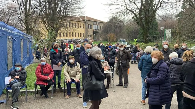 A Milano, la coda di anziani in attesa dei vaccini - Foto Fb