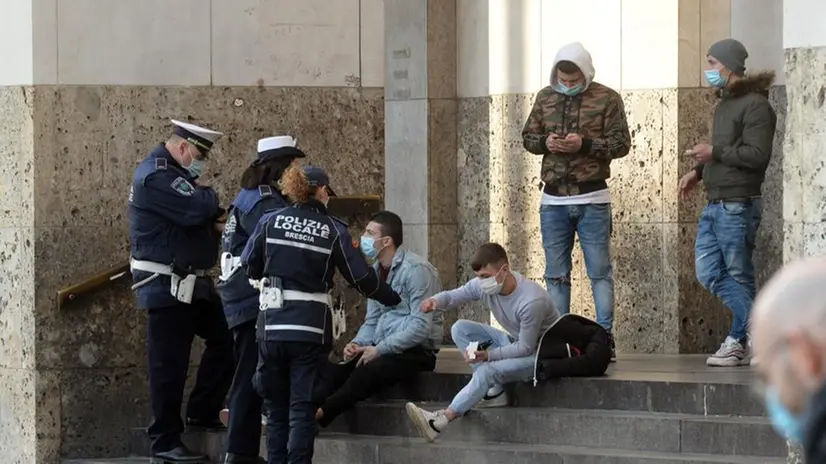Controlli anti assembramento in centro città