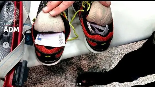 I soldi nascosti nelle scarpe e tra le pagine di un libro