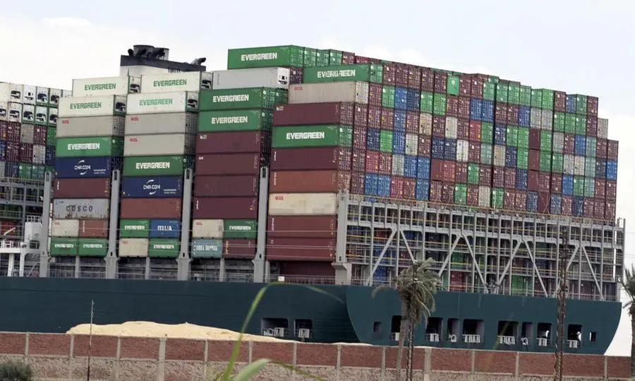 Canale di Suez, centinaia di navi bloccate dal cargo Ever Given incagliato