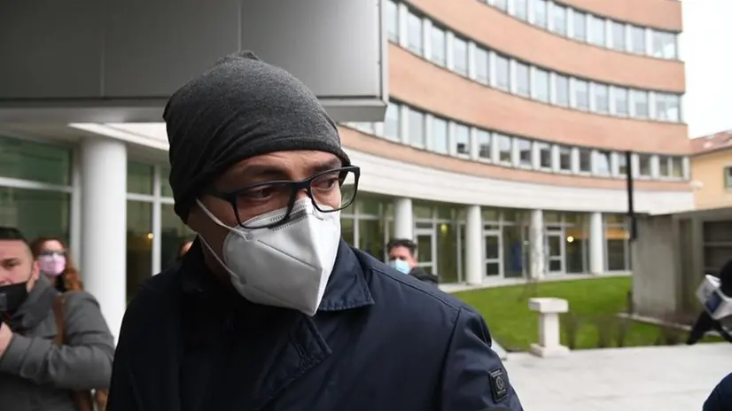 Carlo Mosca in Tribunale con i suoi legali
