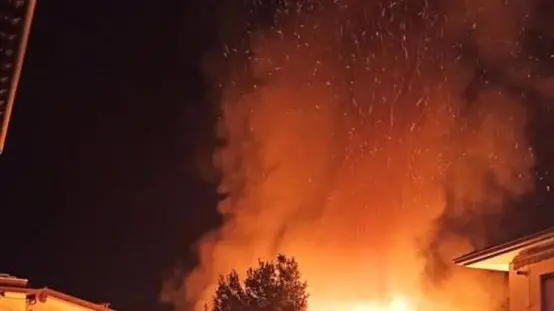 Sirmione, in fiamme il magazzino del bar America