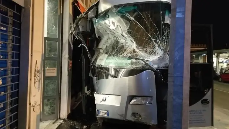 Bus si schianta contro l'androne di un palazzo