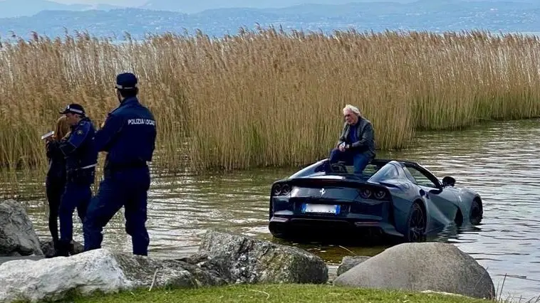 La Ferrari nel lago - © www.giornaledibrescia.it