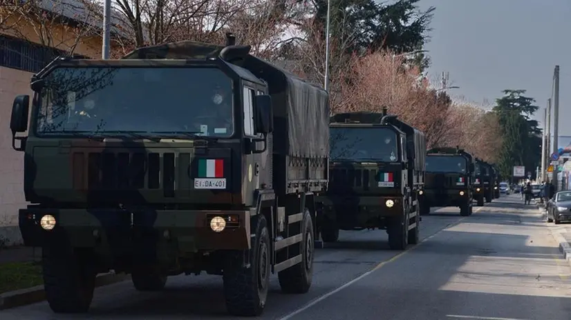 Camion dell'esercito portano fuori Bergamo le salme, verso altri templi crematori fuori regione - Foto Ansa/Filippo Venezia