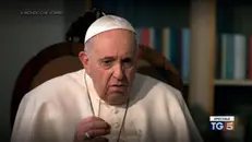 Papa Francesco durante l'intervista al Tg5 - Foto Ansa © www.giornaledibrescia.it