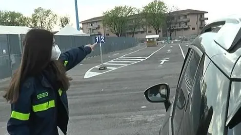 I volontari della Protezione civile sono presenti nei 18 hub provinciali - Foto © www.giornaledibrescia.it