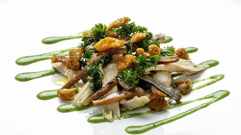 L’insalata di pollo Bio con  sarde di Monte Isola e pop corn di pollo - © www.giornaledibrescia.it