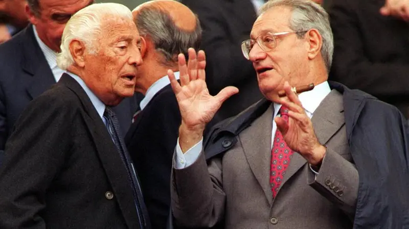 Gianni Agnelli con Cesare Romiti nel 1998 - Foto Ansa/Bianchi © www.giornaledibrescia.it