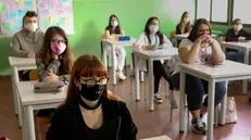 Studenti e studentesse in classe con la mascherina - Foto © www.giornaledibrescia.it
