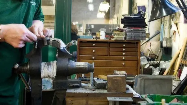 Nella fabbrica di Londra della Holland & Holland per la realizzazione di fucili - © www.giornaledibrescia.it