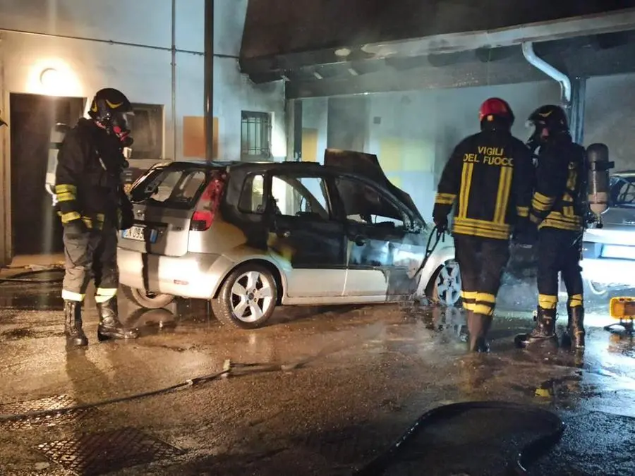 Auto in fiamme a Remedello Sopra