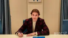 Mangraviti: la firma del nuovo contratto in uno scatto pubblicato dal Brescia Calcio