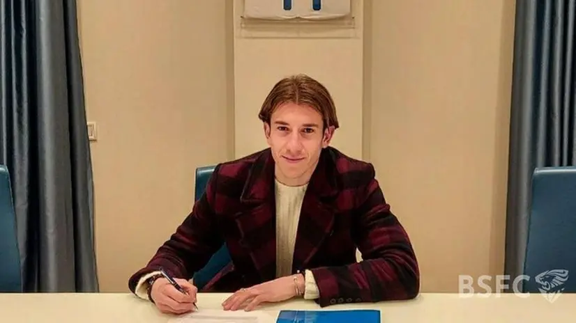 Mangraviti: la firma del nuovo contratto in uno scatto pubblicato dal Brescia Calcio