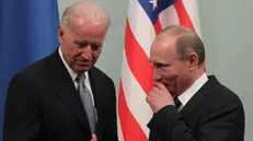 L'allora vice presidente Usa Joe Biden e il presidente russo Vladimir Putin in uno scatto del 2011 - Foto Ansa © www.giornaledibrescia.it