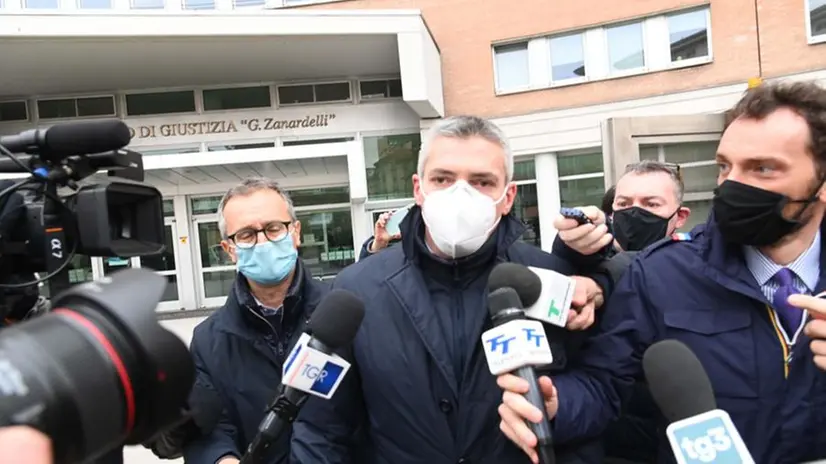 Carlo Mosca fuori dal tribunale di Brescia - Foto © www.giornaledibrescia.it