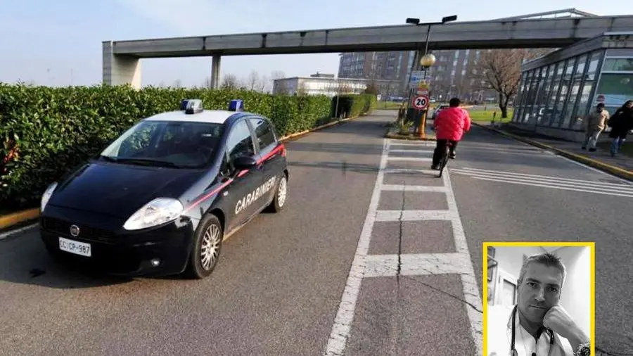 Un'auto dei Carabinieri all'ingresso dell'ospedale di Montichiari: nel riquadro il primario del pronto soccorso facente funzione, dottor Carlo Mosca - © www.giornaledibrescia.it