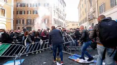 Manifestanti-polizia allo scontro  in piazza Montecitorio - Foto © www.giornaledibrescia.it