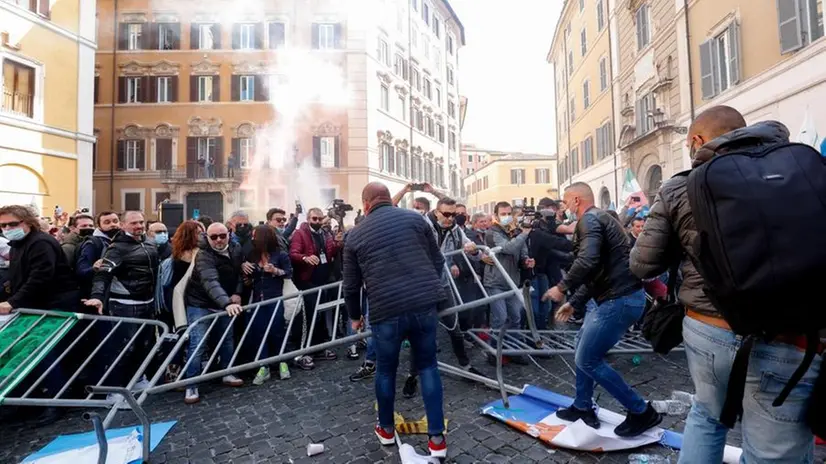 Manifestanti-polizia allo scontro  in piazza Montecitorio - Foto © www.giornaledibrescia.it