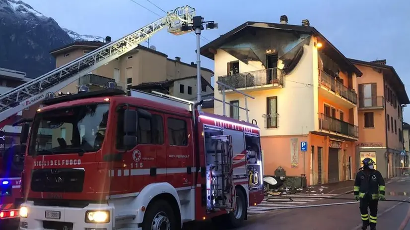 L’ultimo piano della palazzina di Darfo è stato devastato dalle fiamme - Foto © www.giornaledibrescia.it