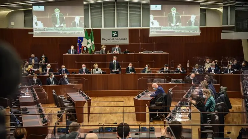 Bagarre in Aula durante in consiglio regionale della Lombardia - Foto Ansa/Matteo Corner © www.giornaledibrescia.it