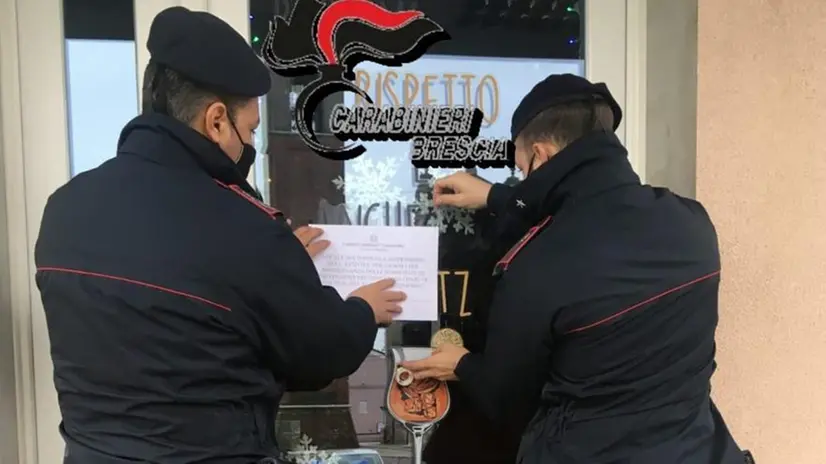 I carabinieri notificano una delle chiusure - Foto © www.giornaledibrescia.it