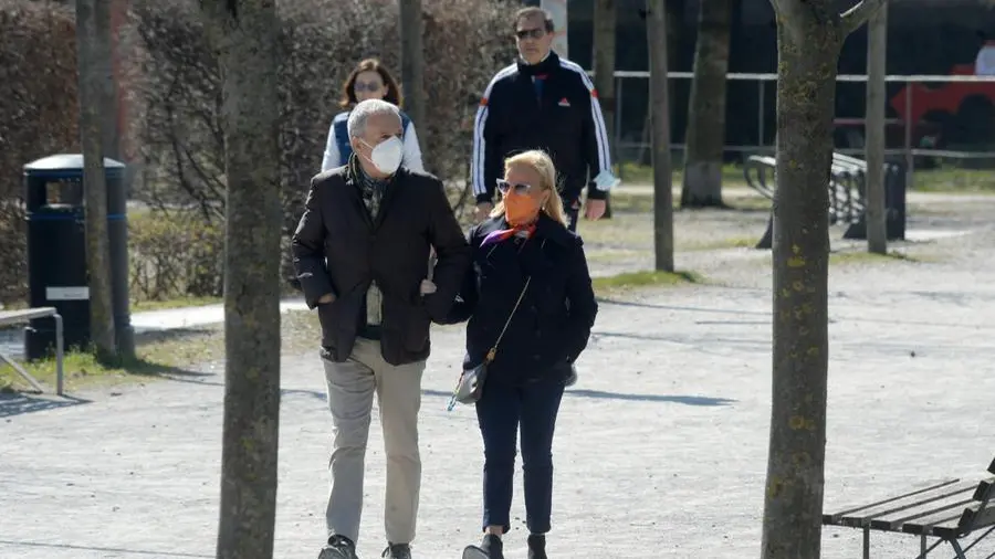 Una coppia passeggia in città - Foto Marco Ortogni/Neg © www.giornaledibrescia.it