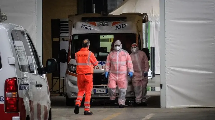 Ambulanze all'ospedale Covid riattivato alla Fiera di Milano - Foto Ansa © www.giornaledibrescia.it