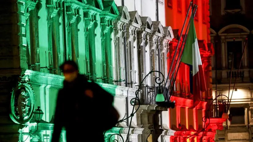 Palazzo Chigi illuminato con il tricolore - Foto Ansa/Fabio Frustaci © www.giornaledibrescia.it