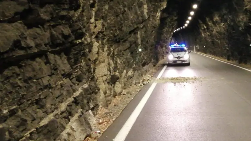 La Polizia Locale per alcune ore ha chiuso la strada per fare le verifiche - © www.giornaledibrescia.it