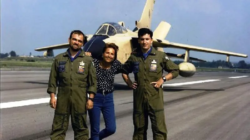 Il maggiore pilota Gianmarco Bellini, a sinistra, e il navigatore capitano Maurizio Cocciolone, alla base di Piacenza San Damiano prima della partenza per il Golfo: con loro Lilli Gruber. Alle spalle un Tornado Ids con la livrea desertica - Foto archivio gen. Gianmarco Bellini
