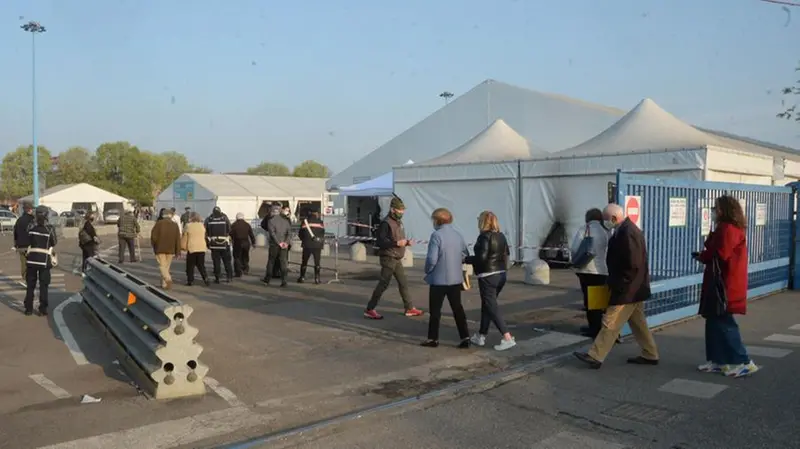 Il centro ieri ha funzionato regolarmente - Foto Marco Ortogni/Neg © www.giornaledibrescia.it