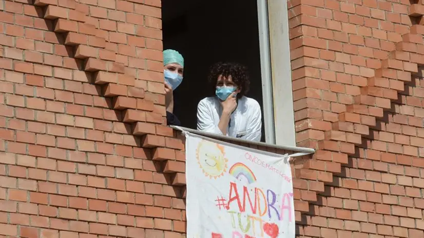Il personale sanitario al Civile - Foto Marco Ortogni/Neg © www.giornaledibrescia.it