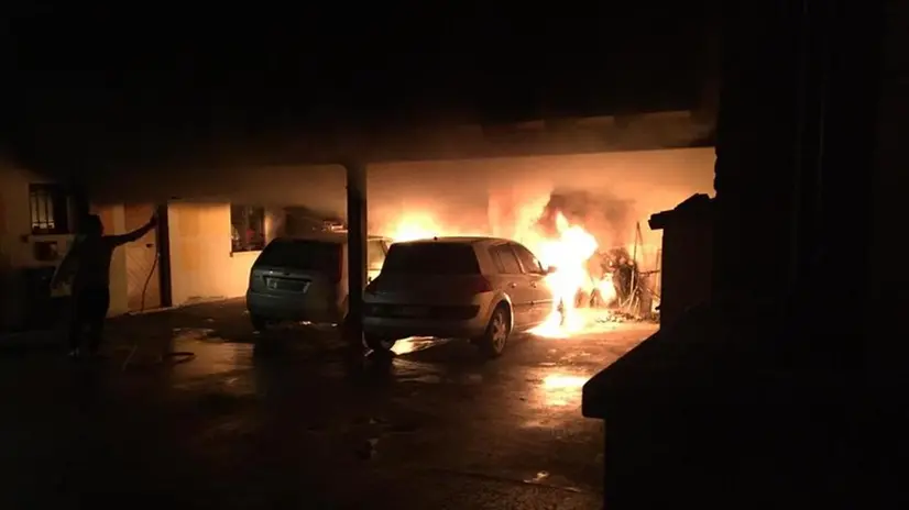 Auto in fiamme a Remedello Sopra
