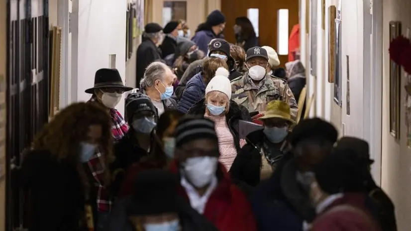 Persone che attendono di essere vaccinate a New York - Foto Ansa  © www.giornaledibrescia.it