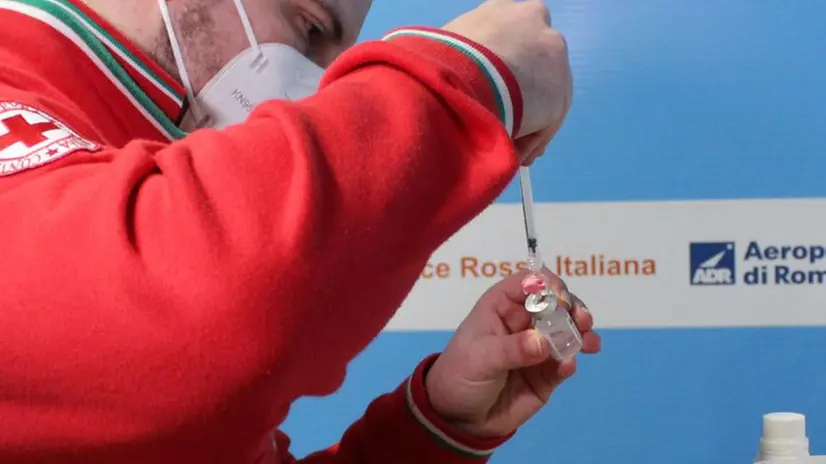 Un operatore sanitario prepara una dose di vaccino - Foto © www.giornaledibrescia.it